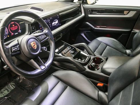 Used 2024 Porsche Cayenne AWD/4WD image 4