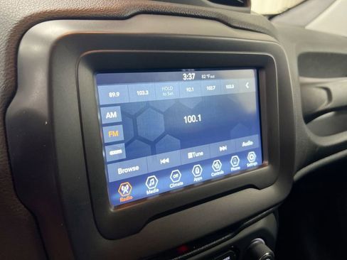 Used 2019 Jeep Renegade Latitude w/ Cold Weather Group FWD image 14