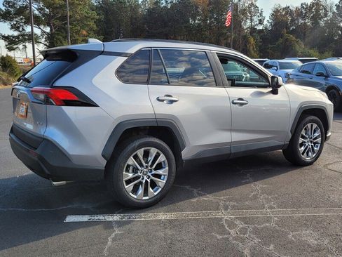 Used 2021 Toyota RAV4 XLE Premium image 12