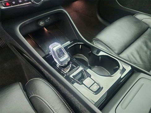 Used 2023 Volvo XC40 B5 Plus image 16