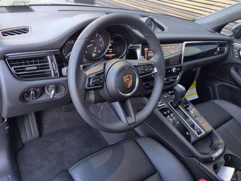 Certified 2026 Porsche Macan AWD/4WD image 4