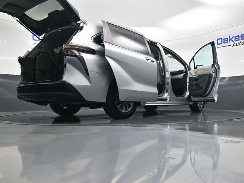 Used 2024 Toyota Sienna LE image 47