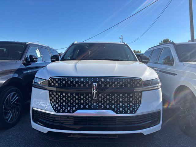 New 2026 Lincoln Navigator Reserve AWD/4WD image 2