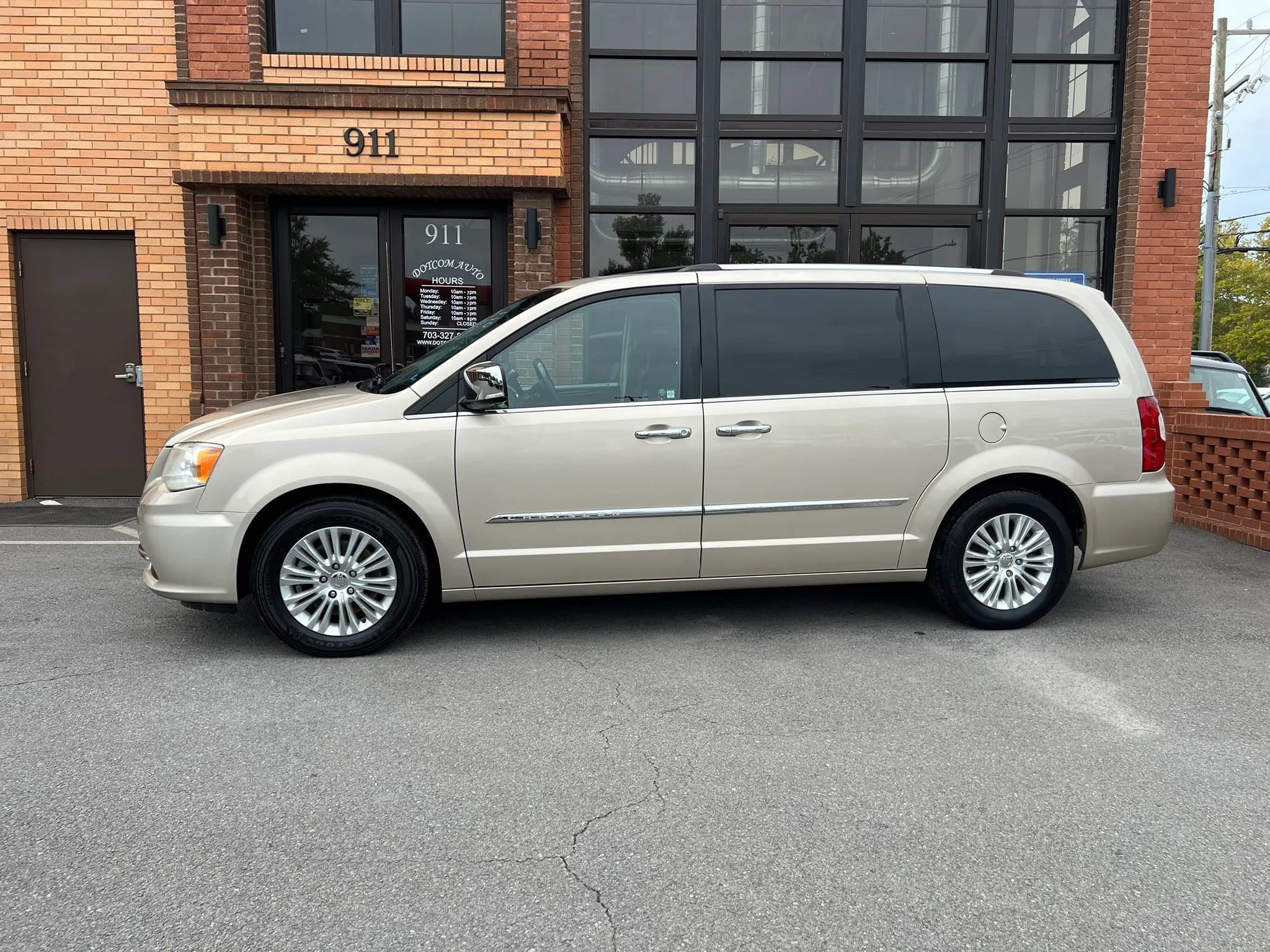 Used 2014 Chrysler Town & Country Limited w/ Luxury Group FWD image 4