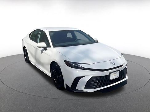 Used 2025 Toyota Camry SE FWD image 3