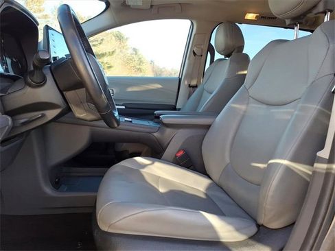 Used 2024 Toyota Sienna XLE image 10