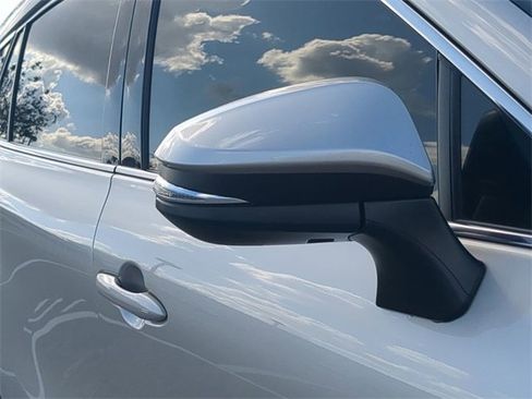 Certified 2022 Toyota Venza LE image 12