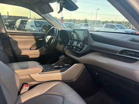 Used 2020 Toyota Highlander XLE AWD/4WD image 24