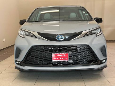 Used 2024 Toyota Sienna XSE AWD/4WD image 6