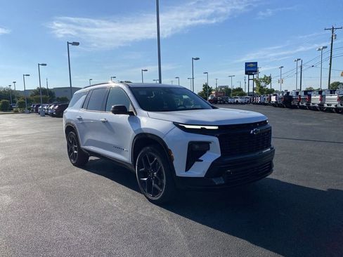 Used 2024 Chevrolet Traverse RS AWD/4WD image 2