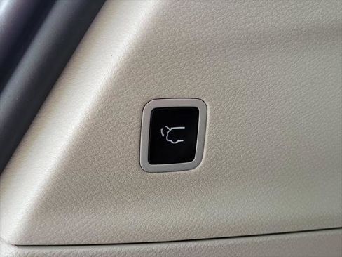 Certified 2024 Chrysler Pacifica Touring-L image 18