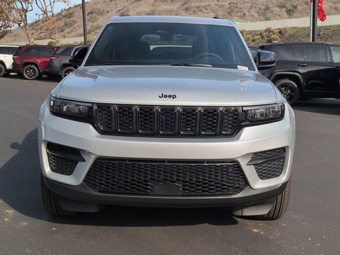 New 2025 Jeep Grand Cherokee Laredo image 2