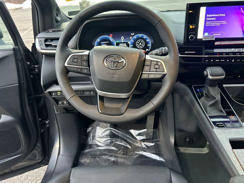 Used 2025 Toyota Sienna Platinum image 22