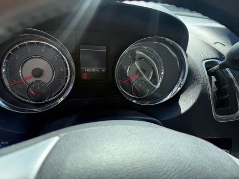 Used 2016 Chrysler Town & Country Touring image 12