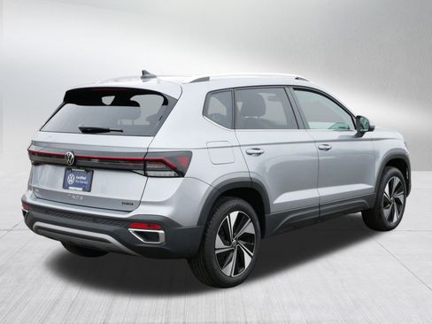 Certified 2025 Volkswagen Taos SE w/ Panoramic Sunroof Package image 7