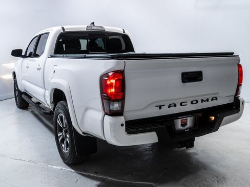 Used 2019 Toyota Tacoma TRD Sport image 3