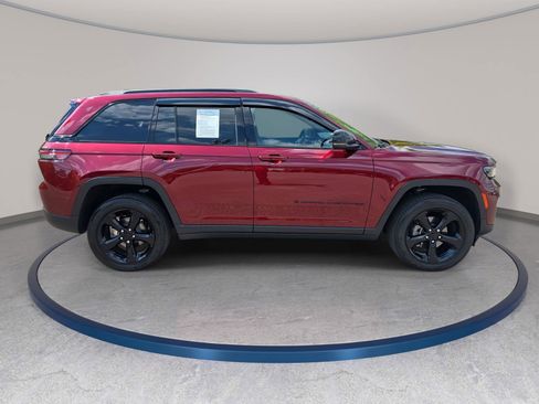 Used 2024 Jeep Grand Cherokee Altitude image 4