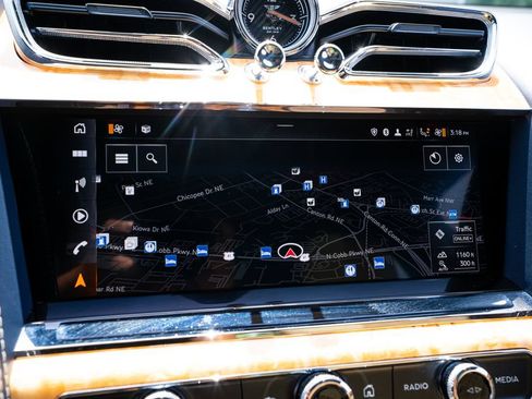 Used 2022 Bentley Bentayga AWD/4WD image 43