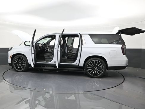 Used 2026 Chevrolet Suburban High Country AWD/4WD image 29
