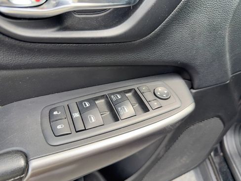 Used 2019 Jeep Cherokee Latitude Plus AWD/4WD image 13
