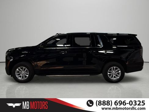 Used 2025 Chevrolet Suburban LT w/ Comfort Package AWD/4WD image 2