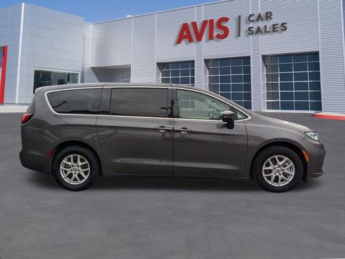 Used 2023 Chrysler Pacifica Touring-L image 6
