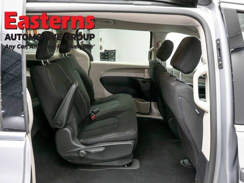Used 2021 Chrysler Voyager L FWD image 21