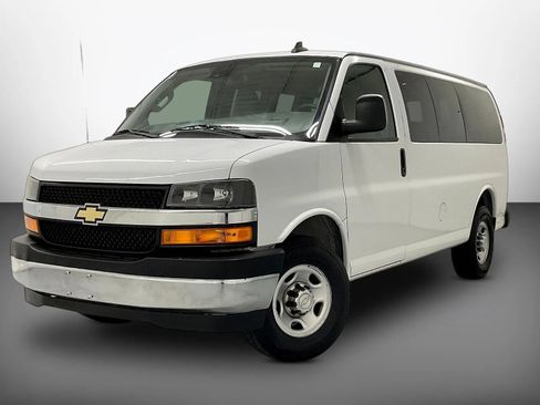 Used 2020 Chevrolet Express 2500 LT w/ LT Preferred Equipment Group RWD image 4