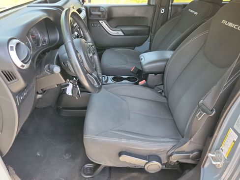 Used 2015 Jeep Wrangler Unlimited Rubicon w/ Connectivity Group AWD/4WD image 4