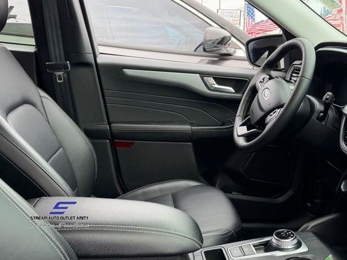 Used 2025 Ford Escape Platinum image 13