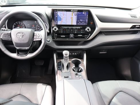 Used 2020 Toyota Highlander Limited FWD image 20