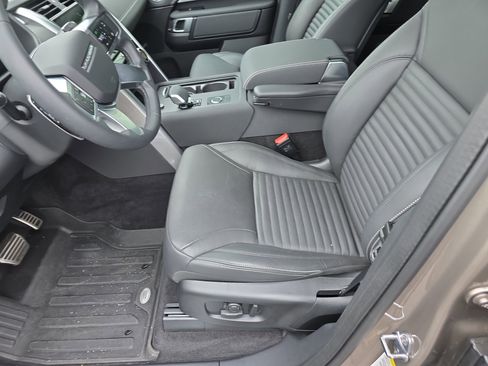 Certified 2025 Land Rover Discovery Dynamic SE image 24