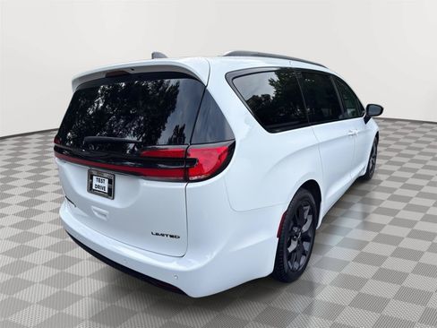 Used 2025 Chrysler Pacifica Limited FWD image 6