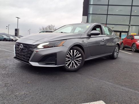 Used 2023 Nissan Altima 2.5 SV image 3