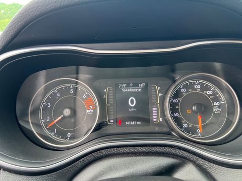 Used 2019 Jeep Cherokee Latitude w/ Popular Appearance Group FWD image 18