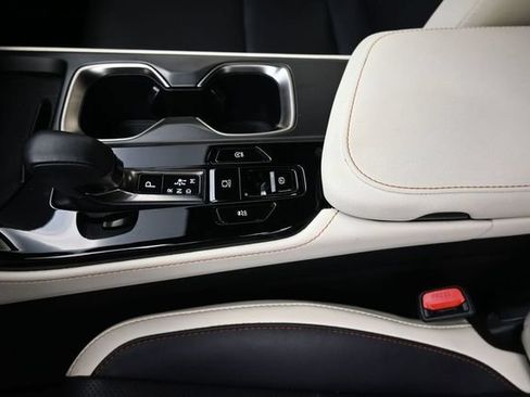 Used 2024 Lexus NX 250 FWD w/ Towing Package (2000 Lbs) image 20