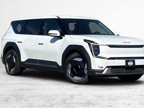 Certified 2024 Kia EV9 Light Long Range RWD image 2