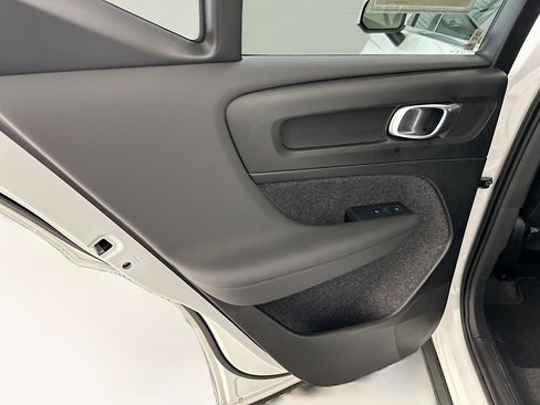Used 2025 Volvo XC40 B5 Plus image 28