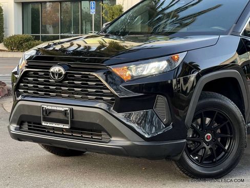 Used 2022 Toyota RAV4 LE image 9