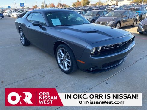 Used 2022 Dodge Challenger SXT w/ Plus Package image 7