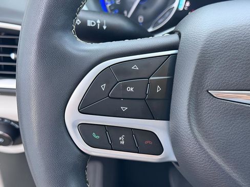 Used 2023 Chrysler Pacifica Touring-L FWD image 16