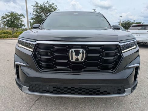 Used 2025 Honda Pilot Touring image 3