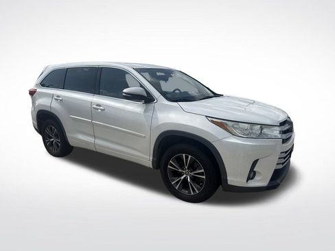 Used 2017 Toyota Highlander Plus FWD image 9