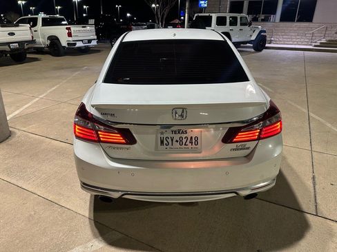 Used 2017 Honda Accord Touring image 6