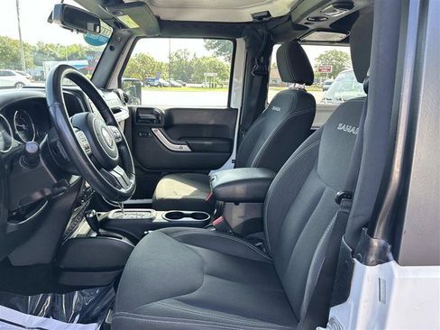 Used 2018 Jeep Wrangler Sahara w/ Connectivity Group AWD/4WD image 10