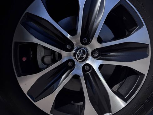 Used 2021 Toyota Highlander XLE image 9