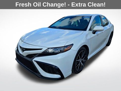 Used 2022 Toyota Camry SE image 3