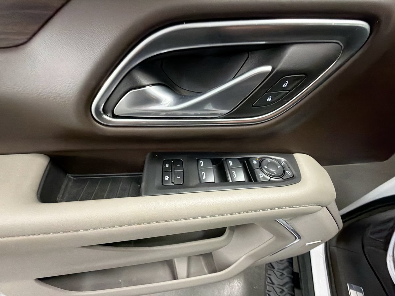 Used 2024 Chevrolet Tahoe Z71 w/ Luxury Package AWD/4WD image 23