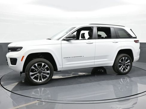 Used 2024 Jeep Grand Cherokee Overland w/ Luxury Tech Group IV image 2