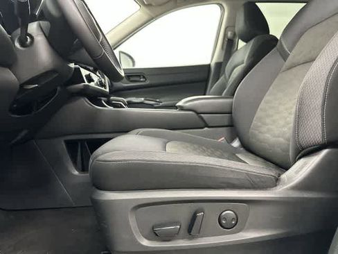 Used 2025 Nissan Pathfinder SV FWD image 26